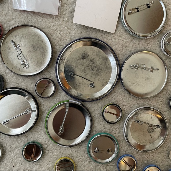 Colorful Button and Pin Collection (30) - Picture 8 of 8